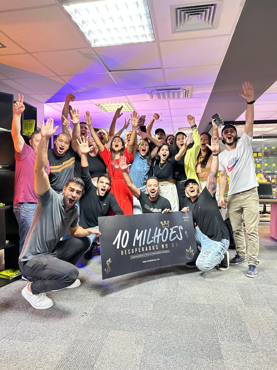 Time celebrando 10 milhões recuperados